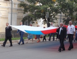 22 августа в полдень на городской площади состоялась акция-шествие "Под флагом России"