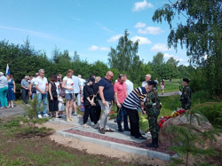 В деревне Медведево состоялось торжественное открытие памятного камня землякам
