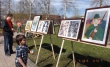 В центральном парке города  грязовчанам и гостям города представлена выставка изобразительного творчества «Солнце Победы»