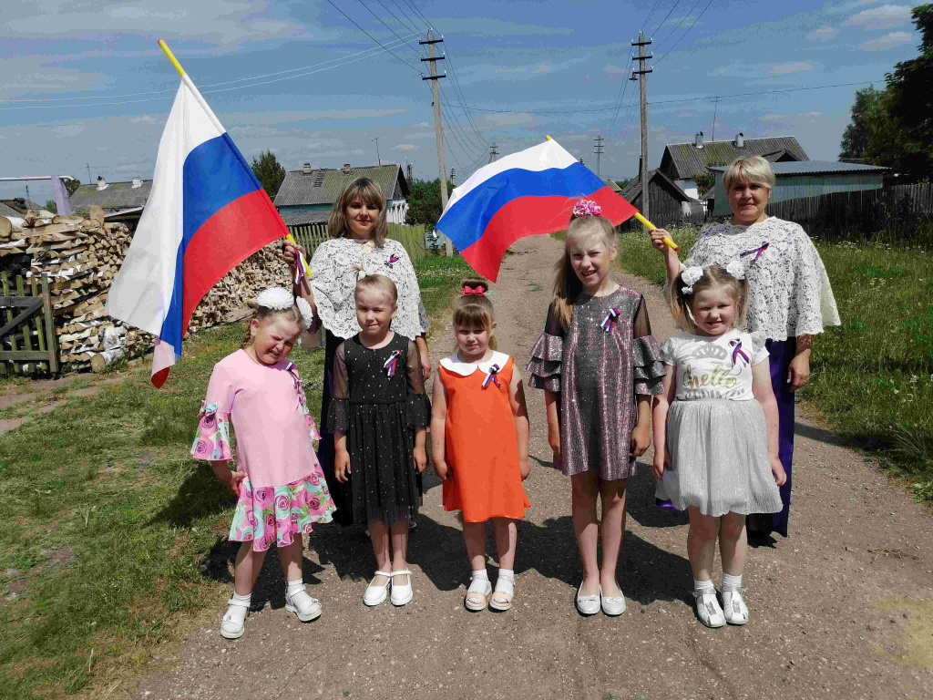 Сегодня в деревне Анохино сельский Дом культуры провел концерт во дворе «И  в сердце, и в песне Россия» | 13.06.2021 | Грязовец - БезФормата